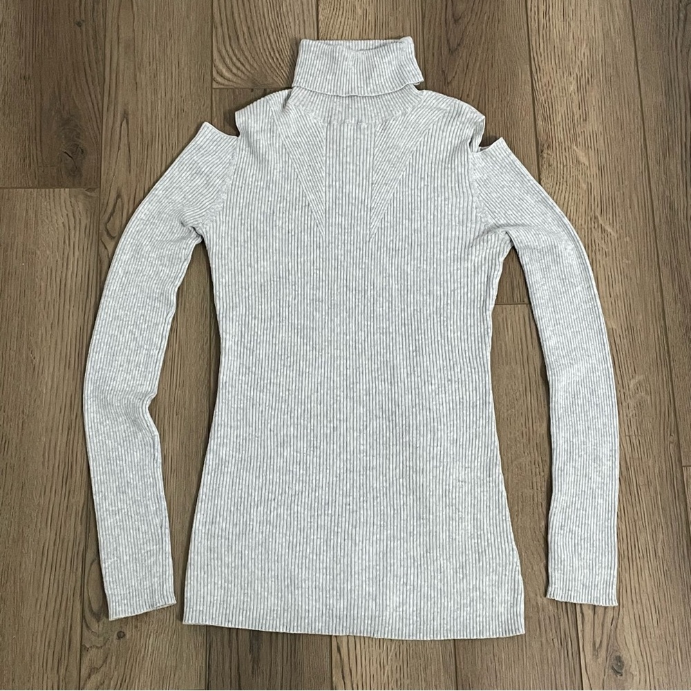 Athleta Cold Shoulder Ribbed Light Gray Shirt Long Sleeve